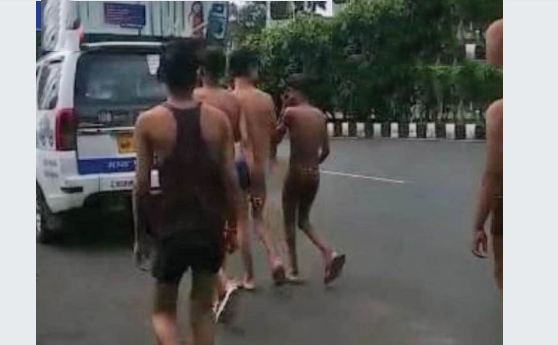 बड़ा तालाब में नहाते अर्धनग्न बच्चों