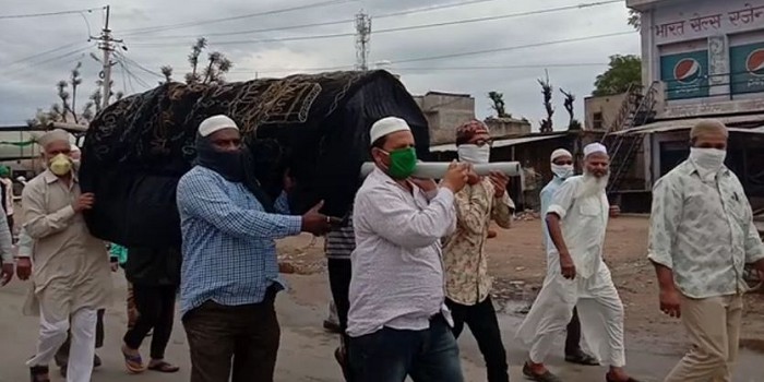 कोरोना पॉजिटिव के शव को कब्रिस्तान 
