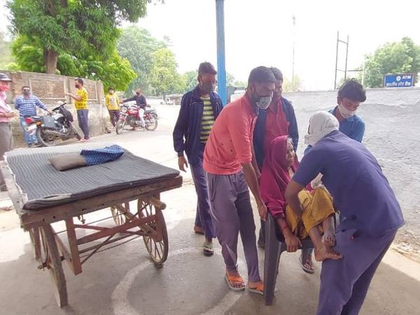 ठेले पर बैठाकर असहाय मां को लेकर पह