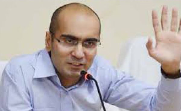 खंडवा कलेक्टर की अफसरशाही से सरकार 