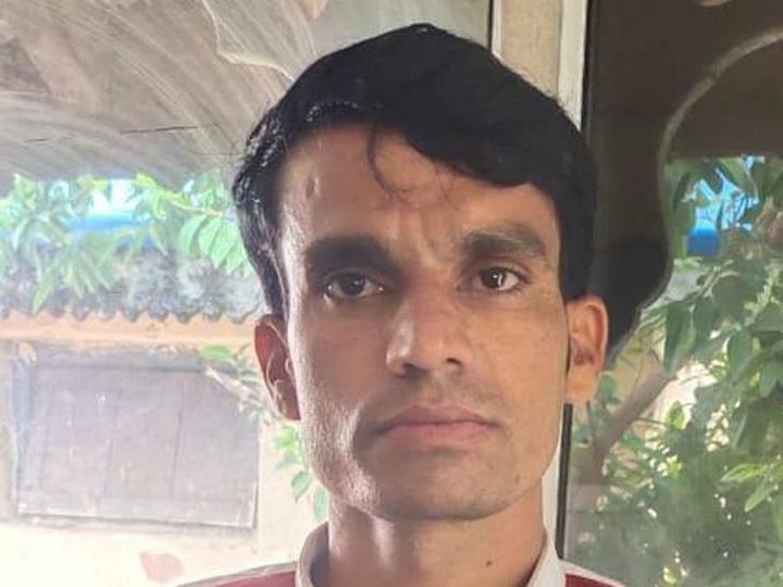 सर्विस रोड पर खड़ा होकर सफेद कलर का 