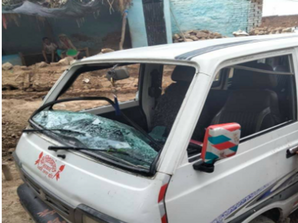 भिंड में पुलिस वाहन के आगे कार को अ