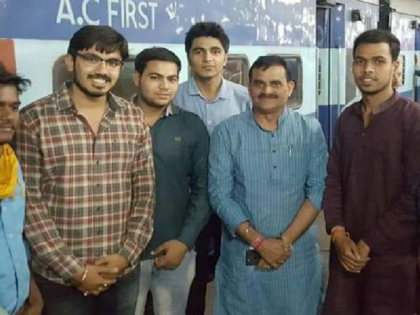 छात्रा की मांग में सिंदूर भरकर तीन 