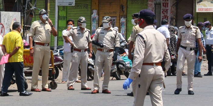 कोरोना में ड्यूटी कर रहे पुलिसकर्मि