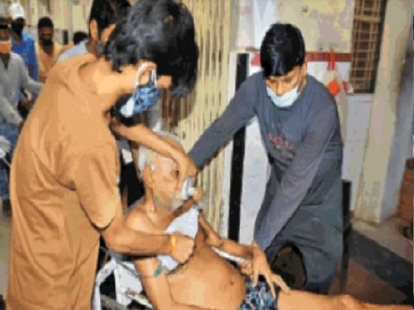 ऑक्सीजन खत्म होने से अफरा-तफरी, कोई