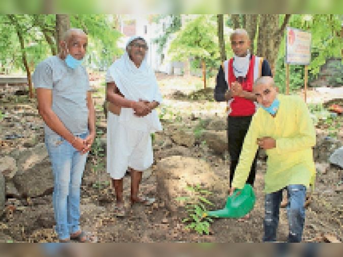पिता के निधन पर मृत्युभोज नहीं कराय