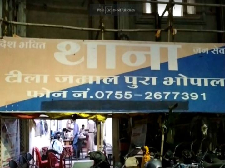 भोपाल में बीमार मां को अस्पताल में 