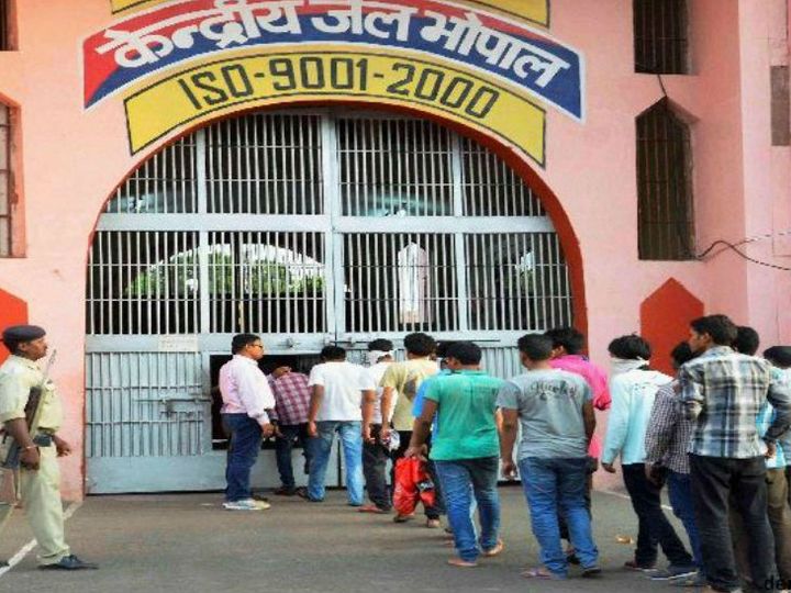 जेलों में कैदियों की मुलाकात पर लगी