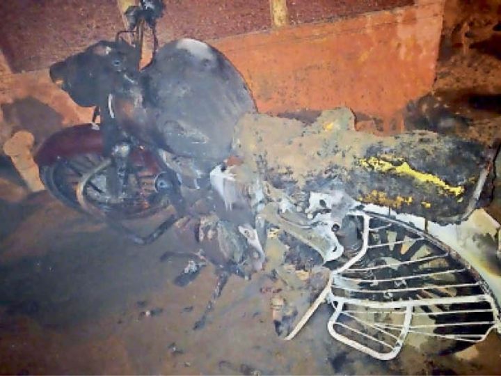 पड़ोसी की बाइक में आग लगाते सीसीटीवी