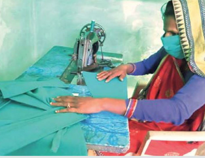 गांव की महिलाओं ने संभाला मास्क बना
