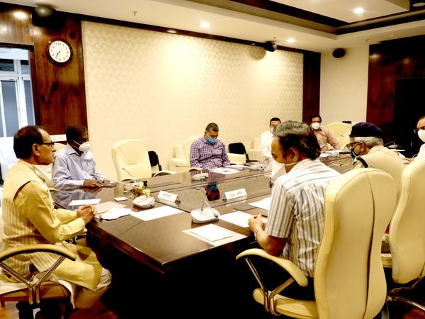 प्रभारी मंत्री जिलों में क्राइसिस म