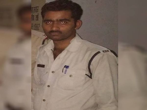 दो सिपाहियों ने नकली TI दिखाकर शराब
