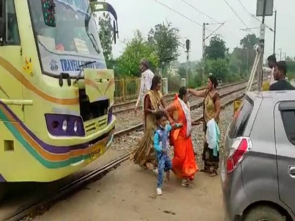 सामने से आ रही थी ट्रेन, सिग्नल रेड