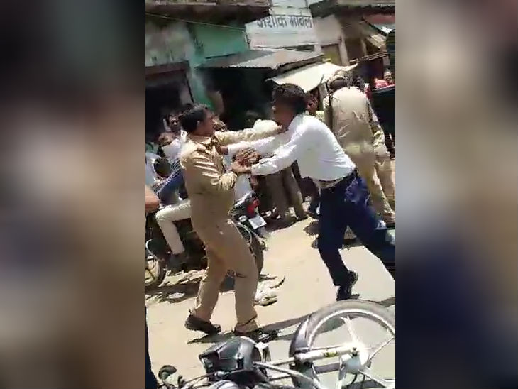 एटा में पुलिसकर्मियों की गिरेबान पक