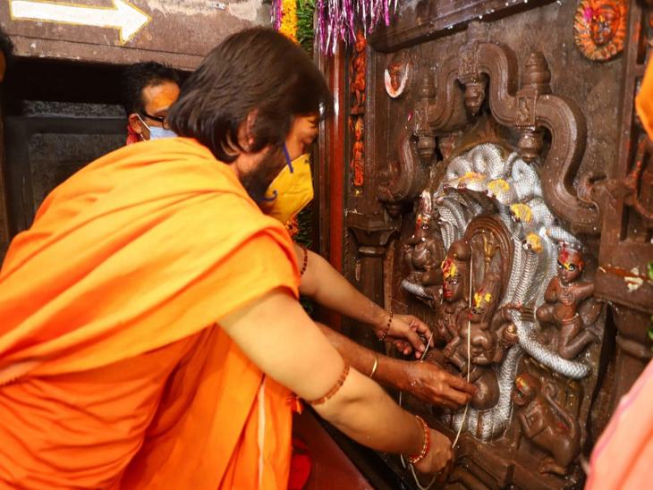 रात 12 बजे खुले नागचंद्रेश्वर के पट
