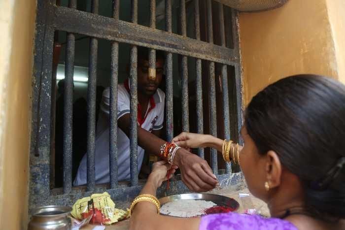 जेल में बंद भाईयों को बहनें नहीं बा