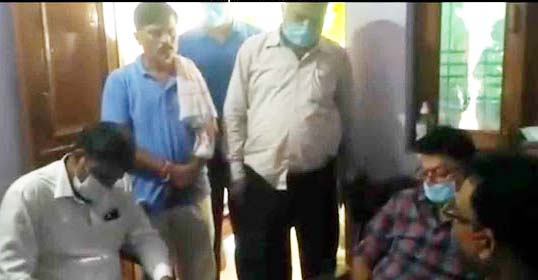 ग्वालियर में शासकीय शिक्षक पाठक के 