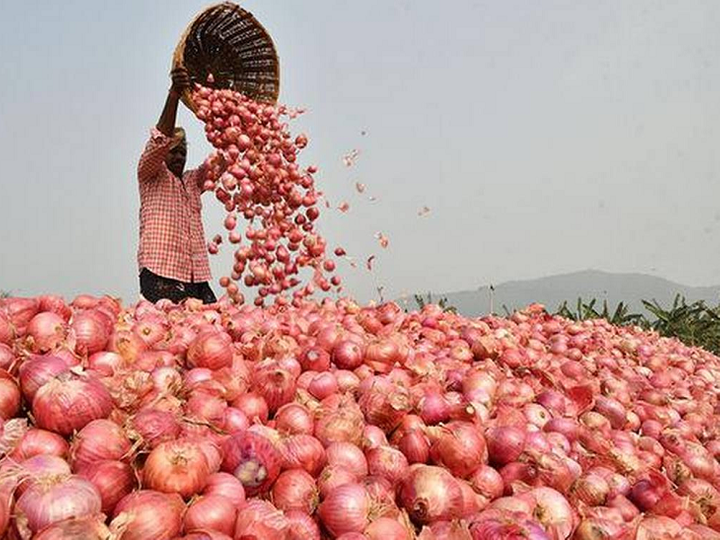 बिचौलिए मंडी के बाहर प्याज की सीधी 