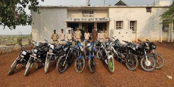 ग्वालियर चेकिंग देखकर भागे बाइक सवा
