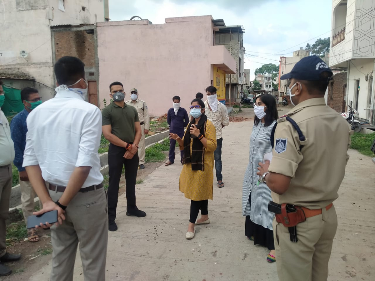 कलेक्टर द्वारा कंटेनमेंट क्षेत्र का