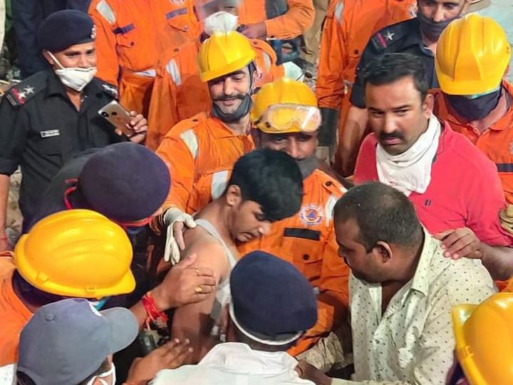 जमींदोज हुए 3 मंजिला मकान की छत काट