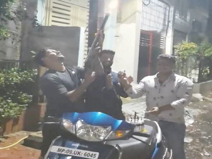 घर के बाहर एक्टिवा पर केक काटकर मना