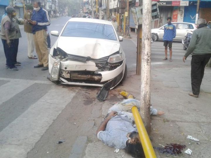 खड़े रिक्शे को टक्कर मारने के बाद खं