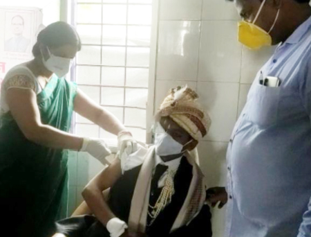 बैतूल में वैक्सीन सेंटर पर दूल्हे न