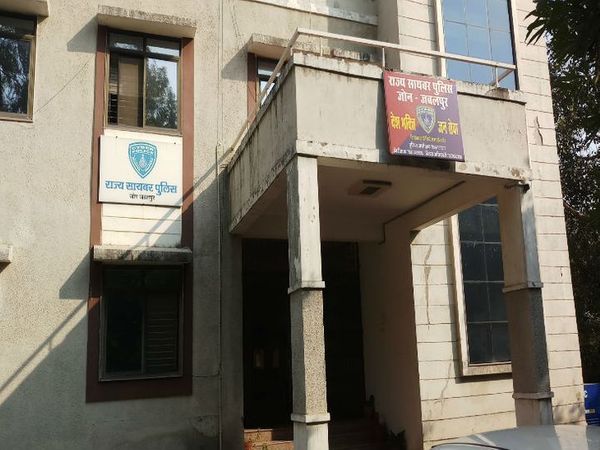 सोशल मीडिया पर महिला व्यवसायी नए बि