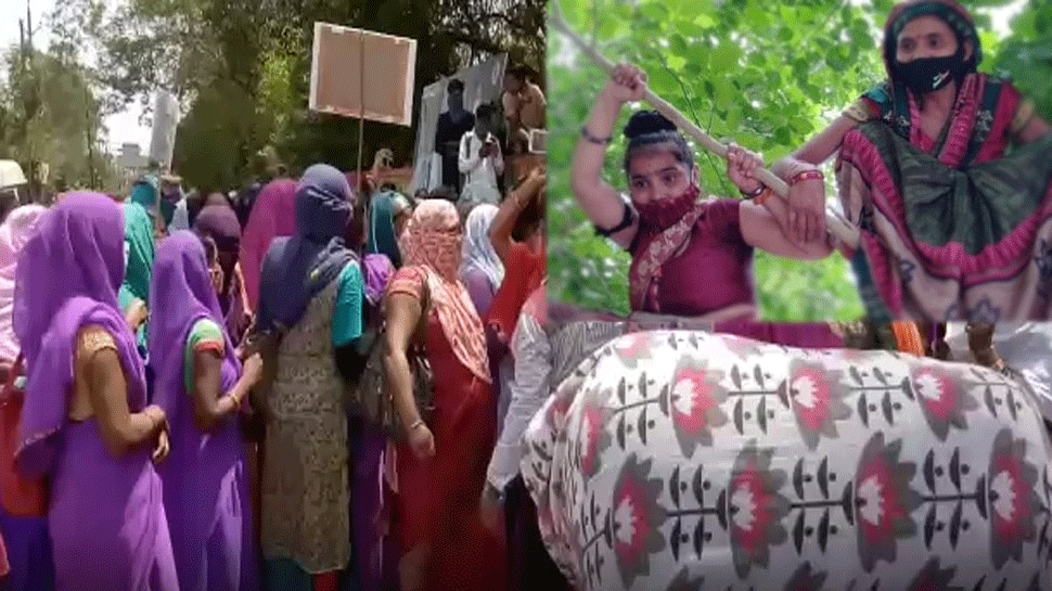 पेड़ पर चढ़कर आशा कार्यकर्ताओं का अ