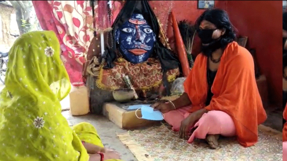 वैक्सीन के लिए बाबाओं का सहारा! अब 
