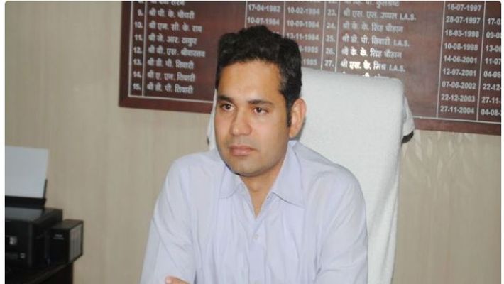 कलेक्टर ने तीन अधिकारियों को निलंबि