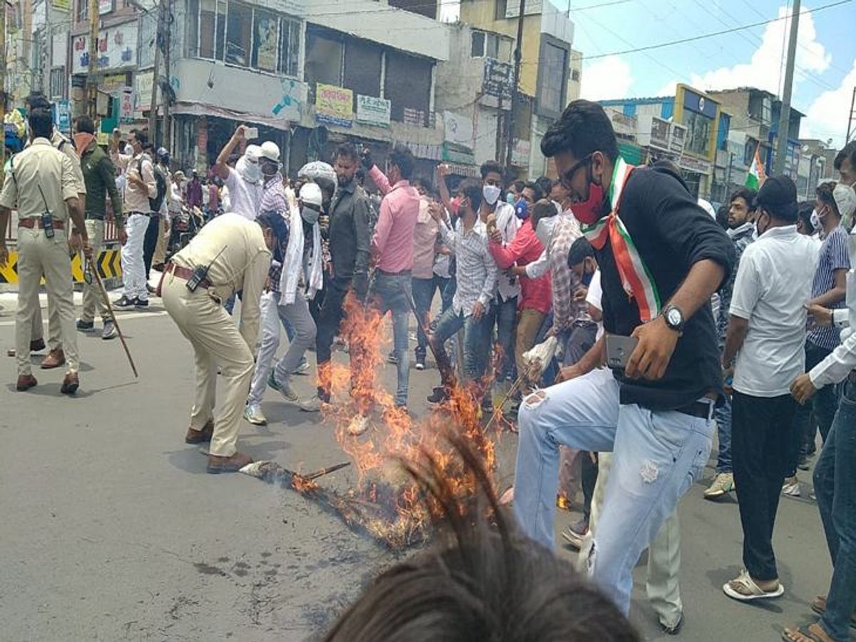 मुख्यमंत्री का पुतला जलाया, पुलिस क
