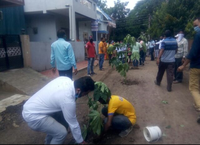 कीचड़ ओर गड्डो भरी सड़क से परेशान रहव