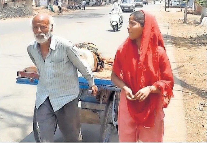 बीमार पत्नी को ठेले पर लेकर निकला प