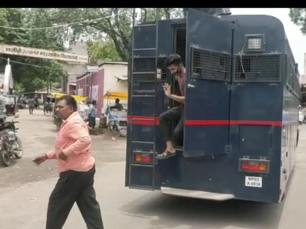 एसडीएम और सीएसपी ने पकड़े थे बिना म