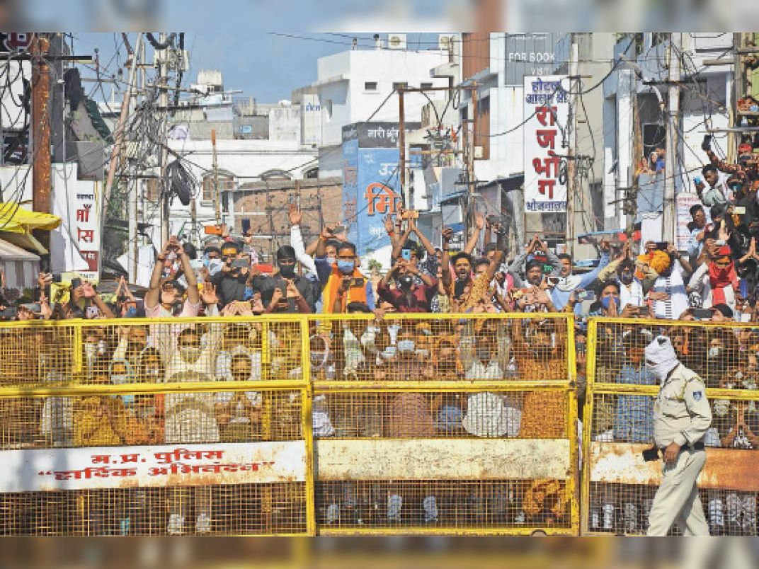 बंधनमुक्त भक्ति : बैरिकेड्स और पुलि