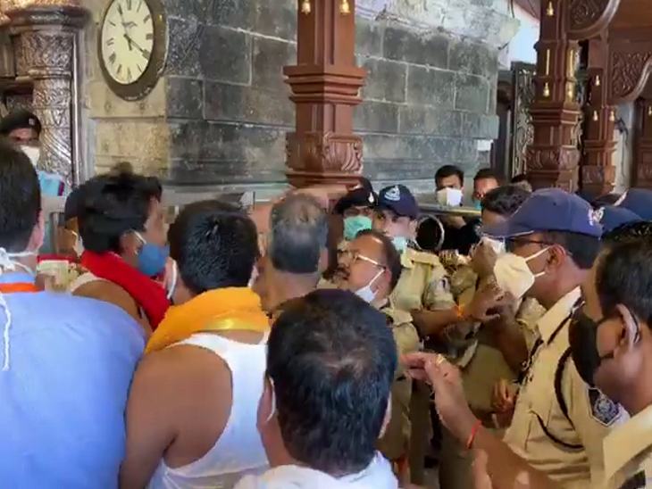 महाकाल सभा मंडप में पुजारी परिवार क