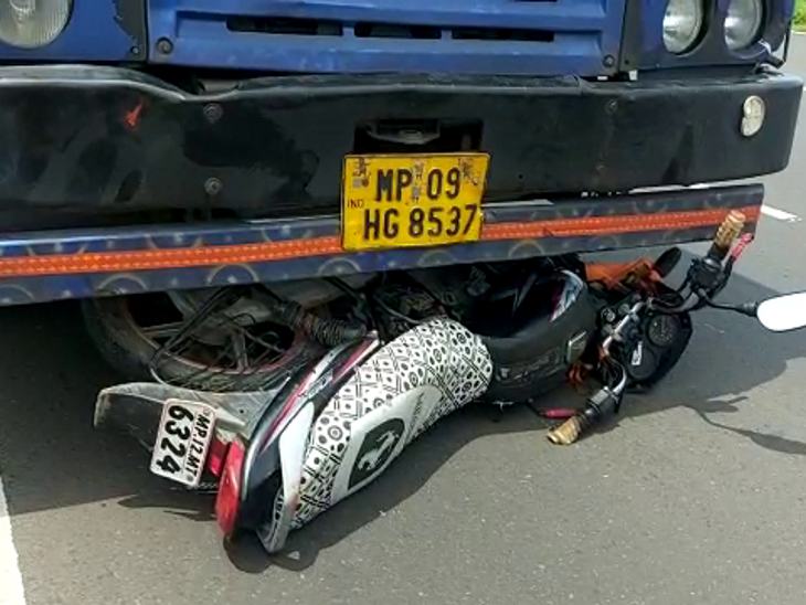 सेंधवा में ट्रक ने बाइक सवारों को ट