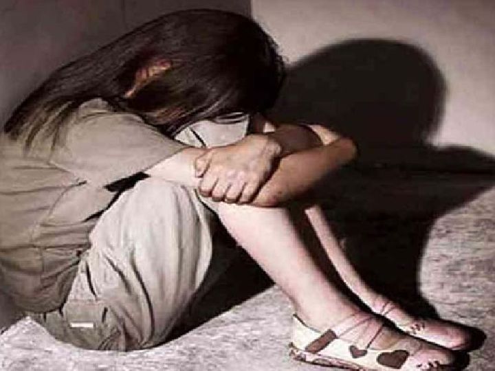 भोपाल में 14 साल की बेटी को पेट दर्