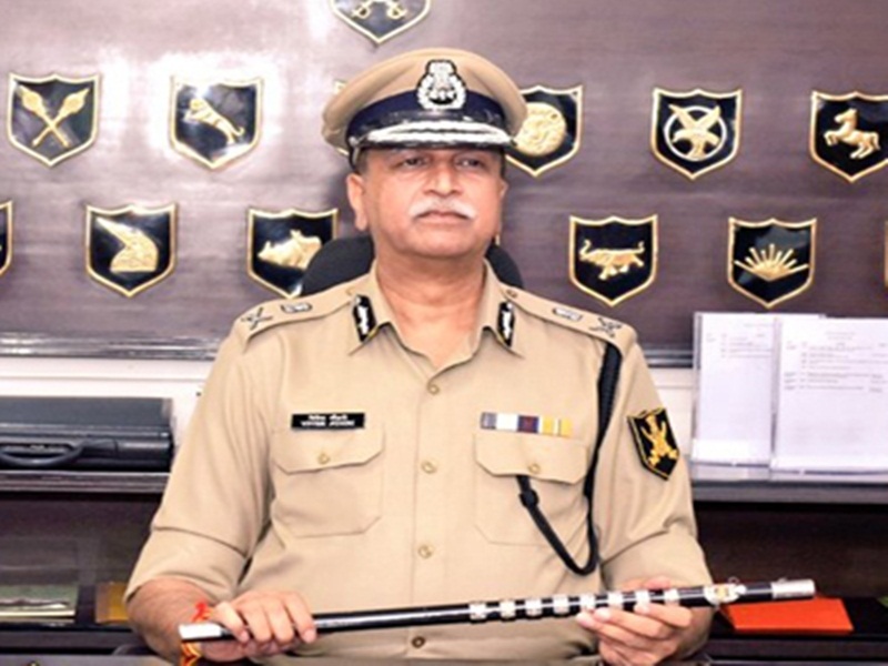 पुलिस का सख्त व्यवहार दुर्व्यवहार म