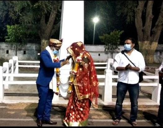 कलेक्टोरेट परिसर में वर-वधु ने एक द