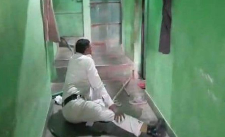 पुलिसवाले ने दुकानदार के सिर पर डंड