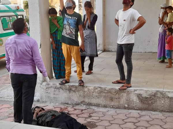 पत्नी इंदौर में करती है नर्सिंग जॉब