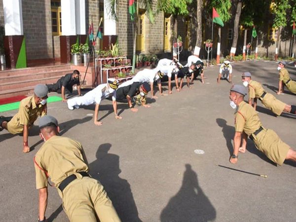 एडमिरल करमबीर सिंह ने कैडेट्स संग प