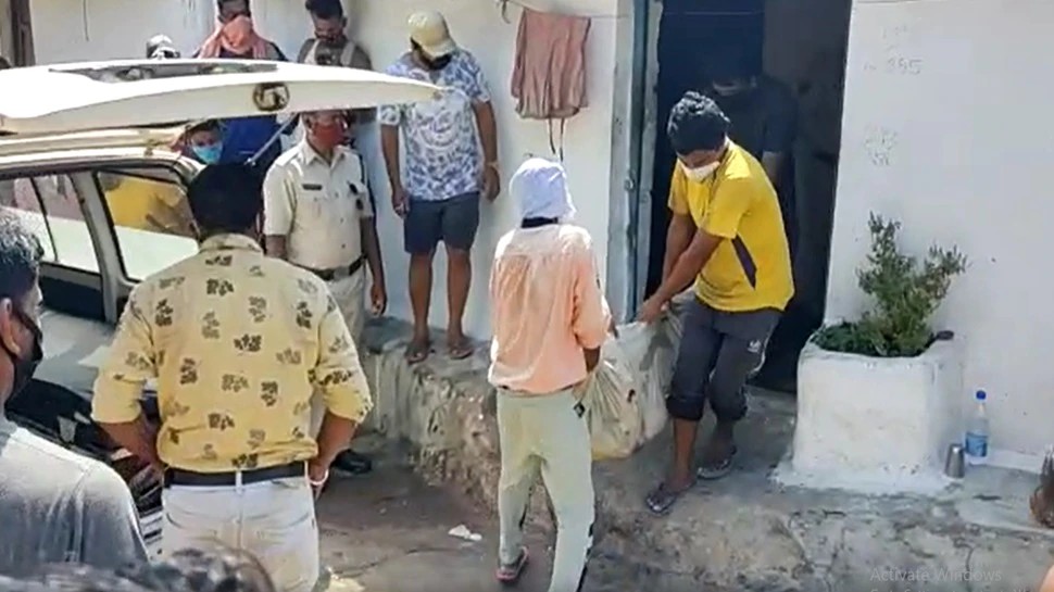 पति ने हंसिया से की पत्नी की हत्या,