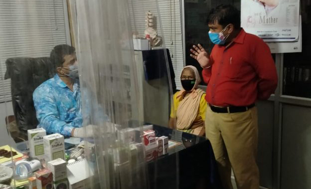 होम्योपैथी की डिग्री से चल रहा था ए