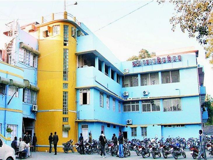 सरकारी दफ्तरों में 100% कर्मचारियों
