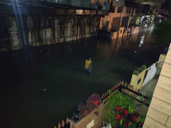24 घंटे की बारिश में मकानों की छत ग