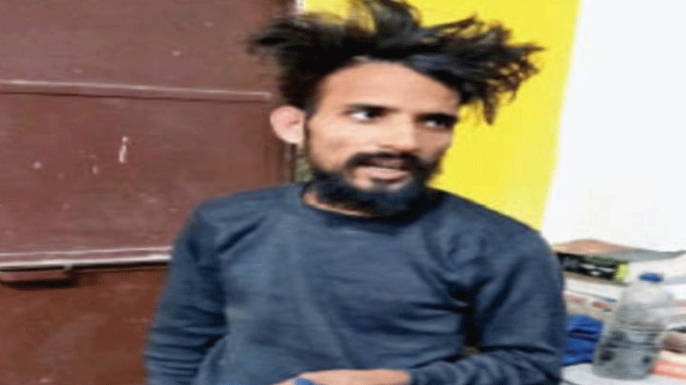 FB से दोस्ती कर युवती के घर पहुंचा 